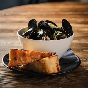 starter mussels with a side of crispy bread